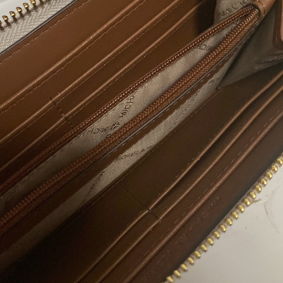 MICHEAL KORS WALLET - NEVER WORN - Picture 4 of 4